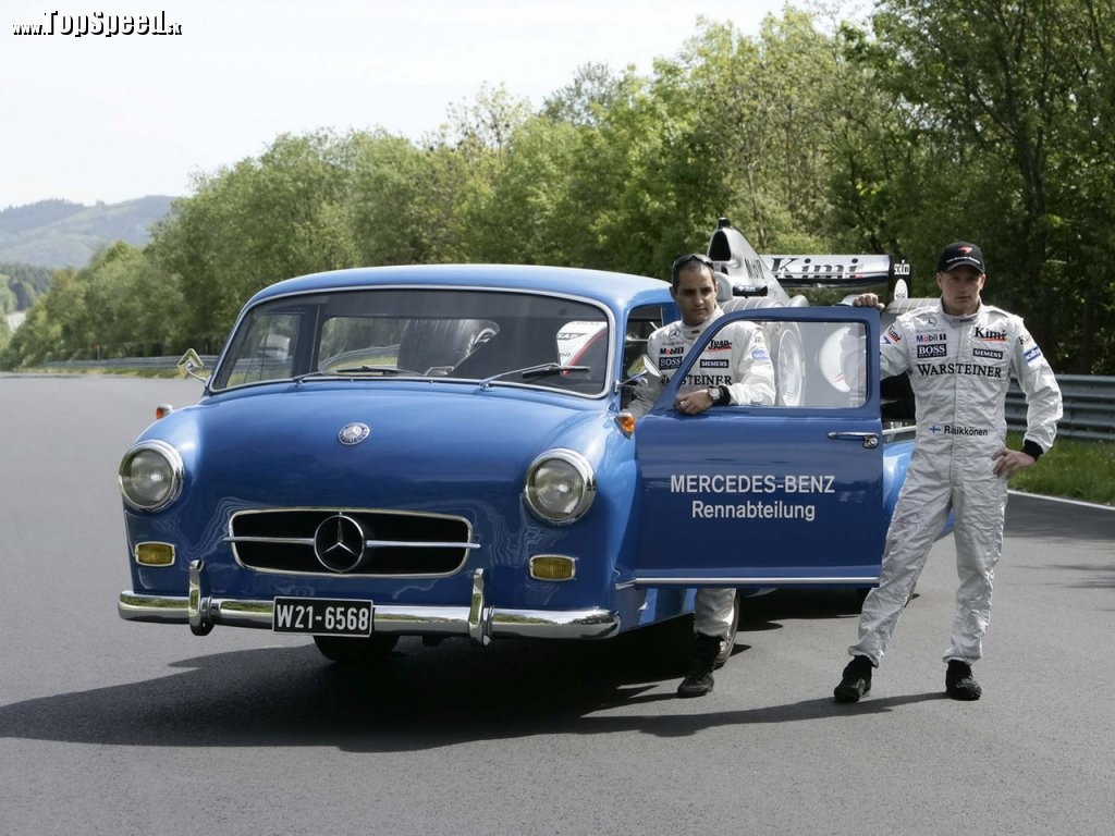Pretekársky transportér z roku 1955 Mercedes-Benz Blue Wonder. Spoznávate dvoch závozníkov v strieborných kombinézach?