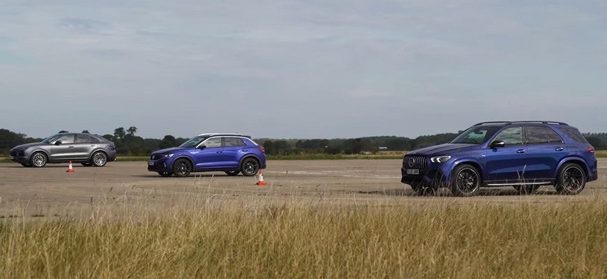 Drag race Mercedes AMG GLE 53 proti Porsche Cayenne a VW T-Roc R