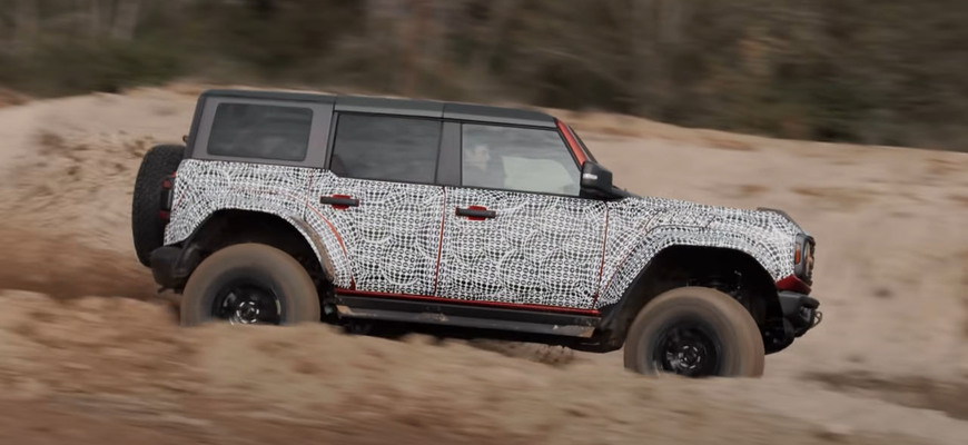 Ford Bronco Raptor sa predvádza na piesku. Video odhalilo jeden problémový detail