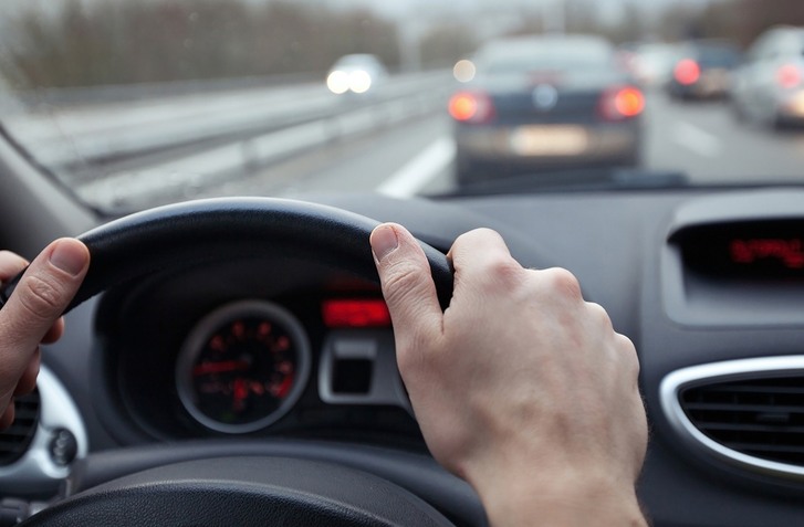 VODIČI POZOR, ZMENA PREDPISOV PRI ŽLTEJ ČIARE NA CESTÁCH! TAKTO SA VÁS DOTKNE KONIEC VÝNIMKY