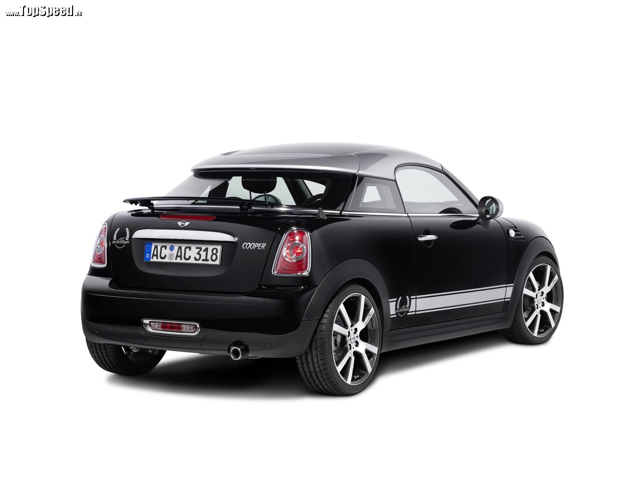 V interiéri zaujme hlavica riadiacej páky, na ktorej displej informuje o zaradenom stupni.