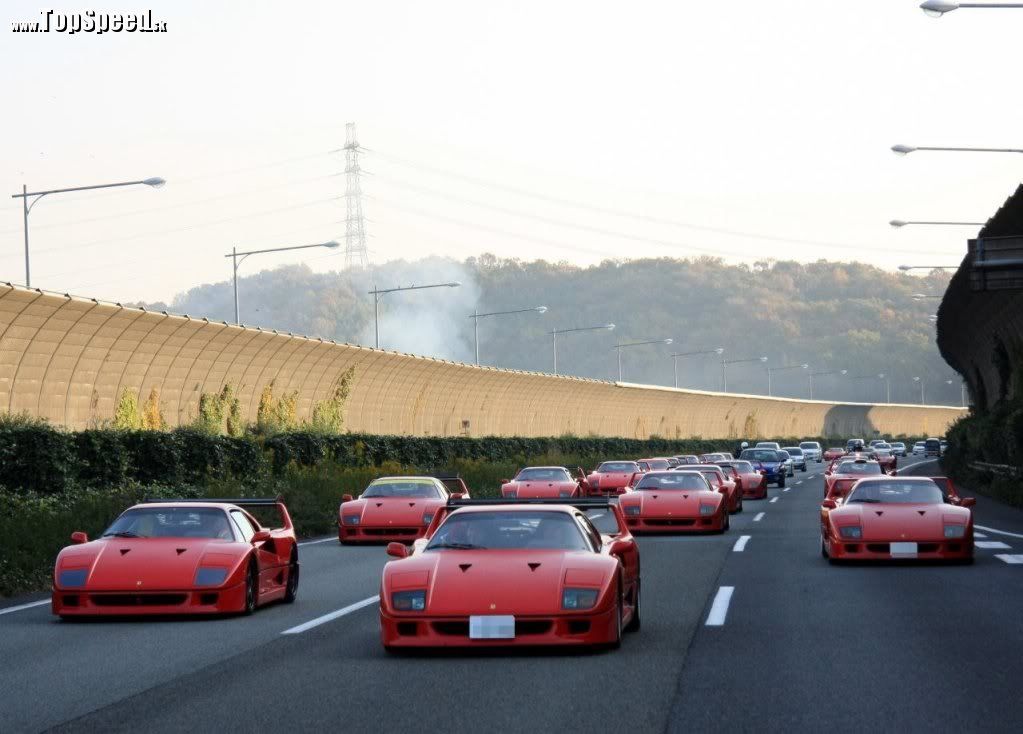 Schválne, udržali by ste volant v ruke, keby ste v spätnom zrkadle zbadali takúto plejádu Ferrari F40?