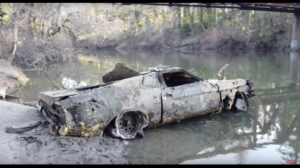 Čo sa stane s autom, ak 40 rokov ležalo na dne rieky?