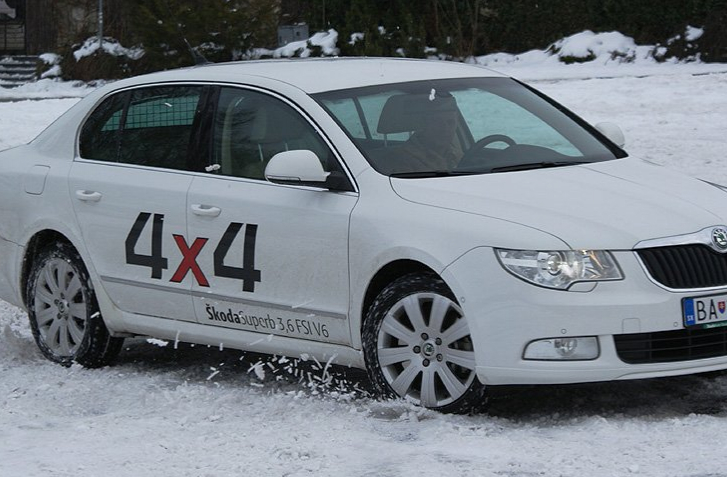 Superb druhej generácie pôsobí nemotorným dojmom, avšak pohon 4x4 mu dáva netušenú obratnosť