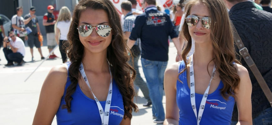 Fotoreport WTCC Slovakia Ring 4: baby a hostesky alias pit babes