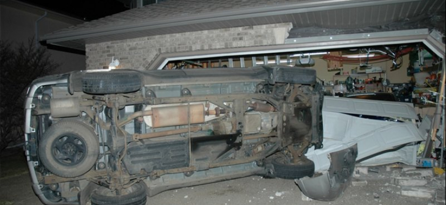 Bizarné: V garáži zaparkované BMW M5 rozmlátené SUVčkom