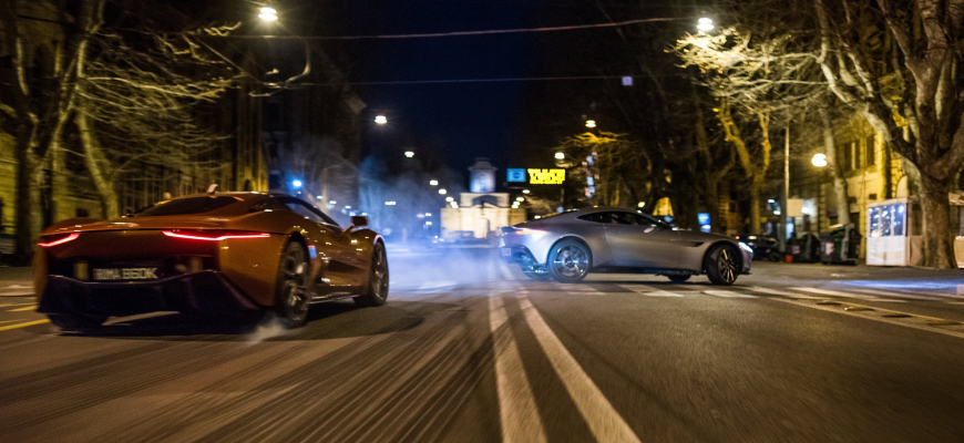 Divoká naháňačka v uliciach nočného Ríma. Bondov Aston Martin DB10 proti Jaguaru C-X75