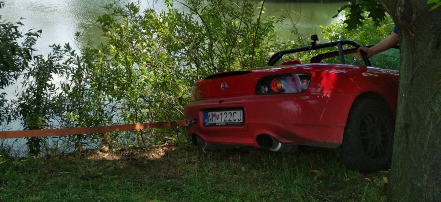 ČS Autoslalom Agrokomplex a Honda S2000 skoro vo vode