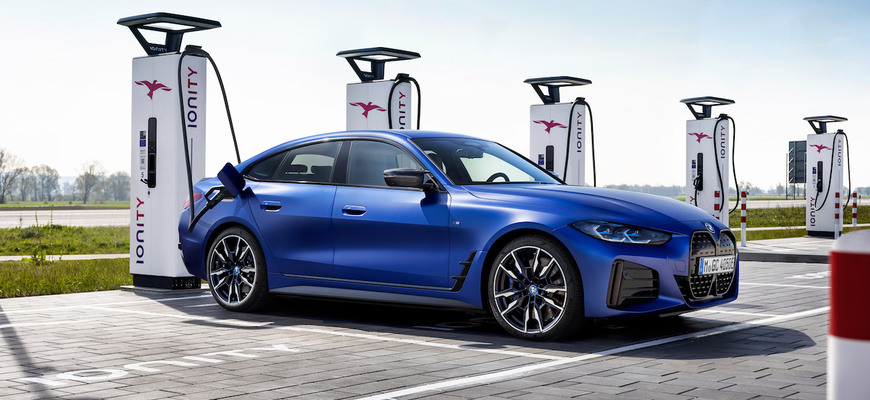 BMW i4 predstavili s verziou M50, ktorá zrýchlením konkuruje M3ke
