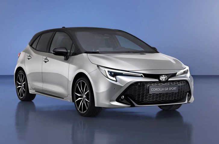 TOYOTA COROLLA MÁ ZA SEBOU FACELIFT. POD KAPOTU JEJ PRIHRAL VÝKONNEJŠIU HYBRIDNÚ TECHNIKU