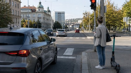 NOVELA MENÍ PRAVIDLÁ NA KRIŽOVATKÁCH, PRIECHODOCH A V PEŠÍCH ZÓNACH