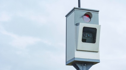 BUDÚ OBCE MERAŤ RÝCHLOSŤ? PRICHÁDZA ZÁKAZ STÁTIA NA HLAVNEJ CESTE A ŠIRŠIA OBJEKTÍVNA ZODPOVEDNOSŤ