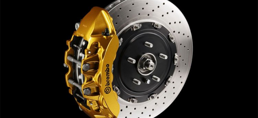 Brembo uvádza karbón-keramické brzdy nielen pre závoďáky