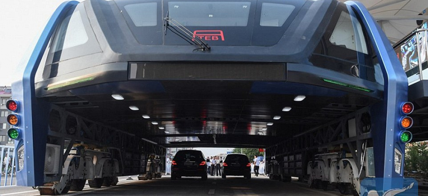 V Číne už testujú nový autobus, ktorý jazdí nad autami