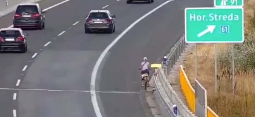 Šialený nápad: Na diaľnici plnej áut sa promenádovala na bicykli. Prečo neschytala pokutu?!