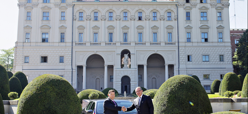 Českí veľvyslanci dostanú škodovky, odovzdajú BMW