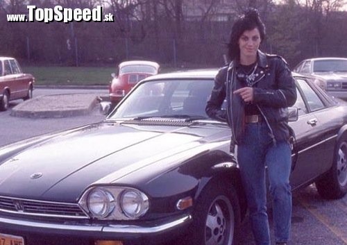 Joan Jett so svojim Jaguarom XJ-S