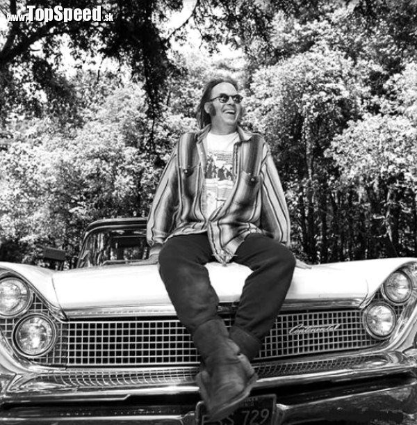 Neil Young sediac na svojom Lincolne Continental z roku 1959