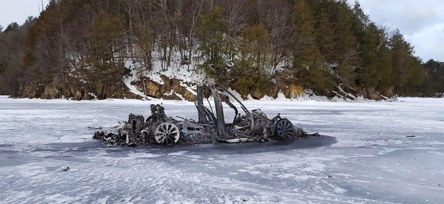 Zhorený elektromobil Tesla Model X na zamrznutom jazere bol podvod