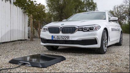 Bezdrôtové nabíjanie auta realitou! BMW ho predvádza na 530e