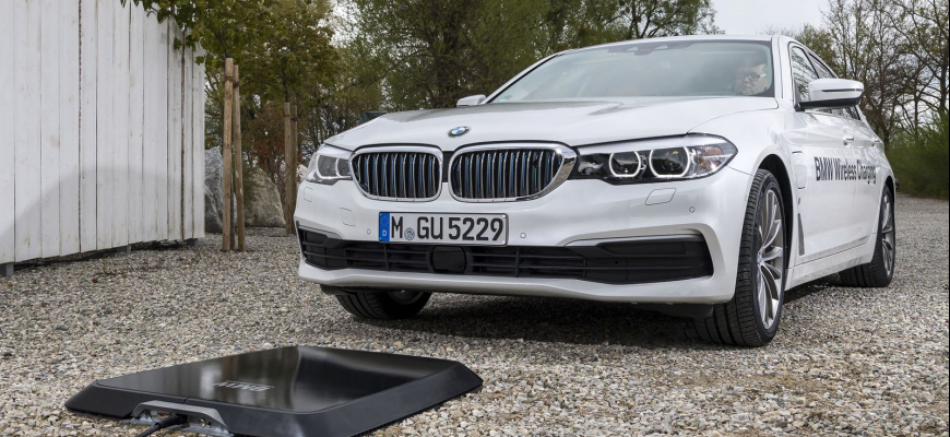 Bezdrôtové nabíjanie auta realitou! BMW ho predvádza na 530e