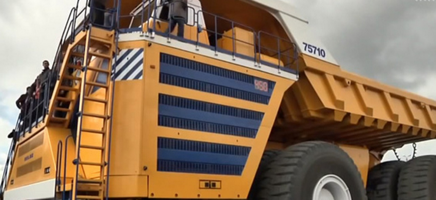 BelAZ 75710 - najväčší kamión na svete o veľkosti rodinného domu uvezie 496 ton!