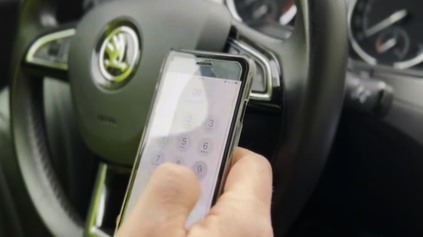 S mobilom v ruke sa za volantom nemôžete hrať ani kým stojíte na červenú, odkazuje polícia