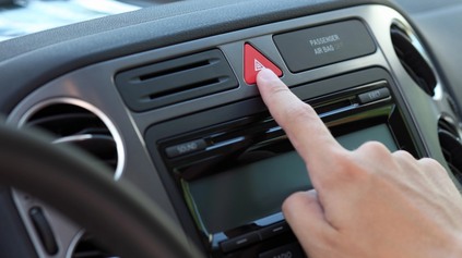 VIETE, ŽE ZA ĎAKOVANIE VÝSTRAŽNÝMI SVETLAMI HROZÍ POKUTA?