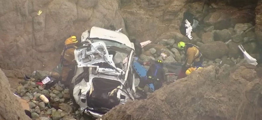 Desivá nehoda Tesly, spadla zo 76 metrov vysokého útesu. Posádka zázrakom prežila, bol to pokus o vraždu?