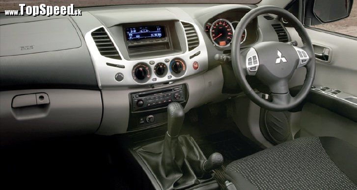 Interiér Mitsubishi Triton (L200) má veľmi blízko skôr k osobáku ako ku klasickému offroadu
