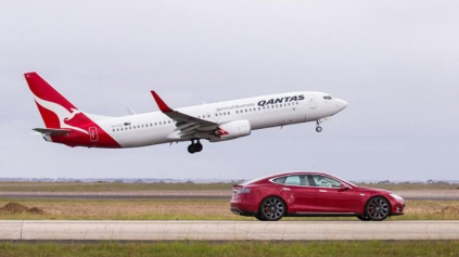 Tesla už v zrýchlení zdolala kde koho, ale čo tak Boeing 737?