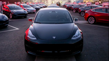 Tesla zvyšuje produkciu Model 3. Elon spí v továrni