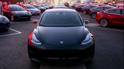 TESLA ZVYŠUJE PRODUKCIU MODEL 3. ELON SPÍ V TOVÁRNI