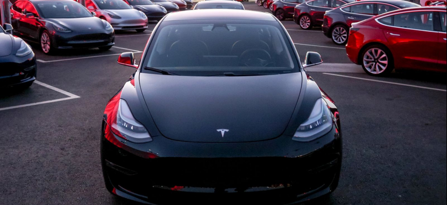 Tesla zvyšuje produkciu Model 3. Elon spí v továrni