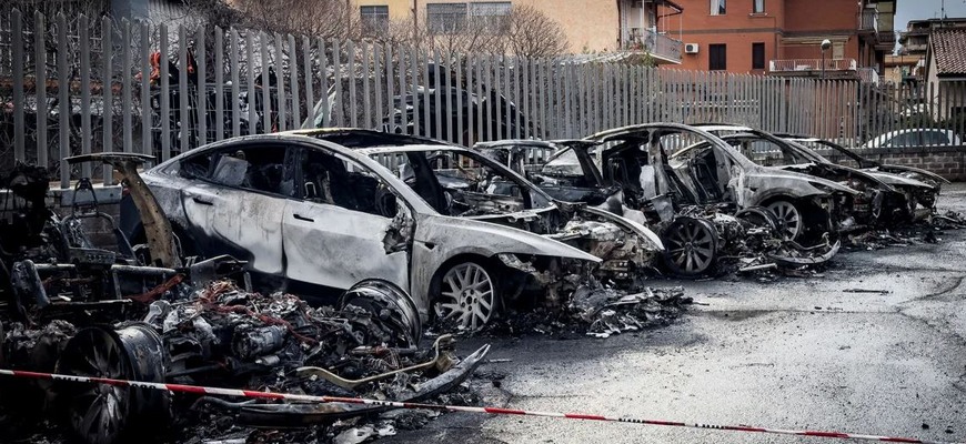 Sedemnásť Tesiel zničených požiarom v Ríme, Elon Musk hovorí o terorizme