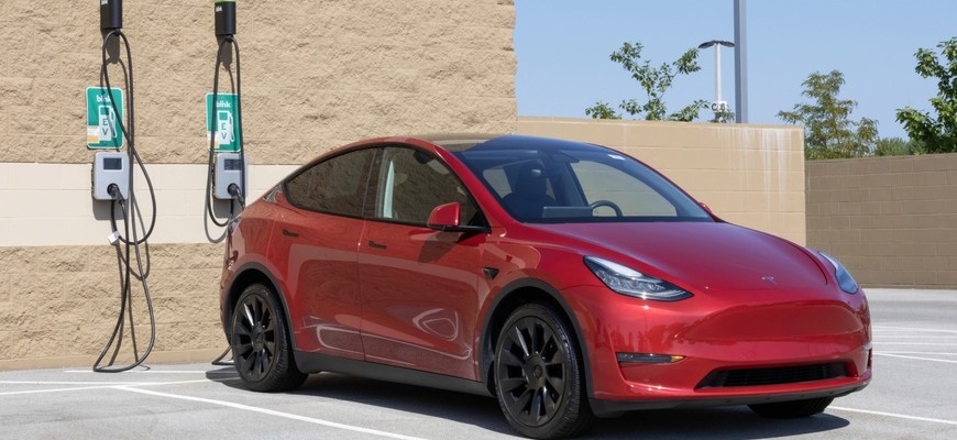 Stúpa dopyt po EV a PHEV autách. Môžu za to drahé palivá a neistá budúcnosť