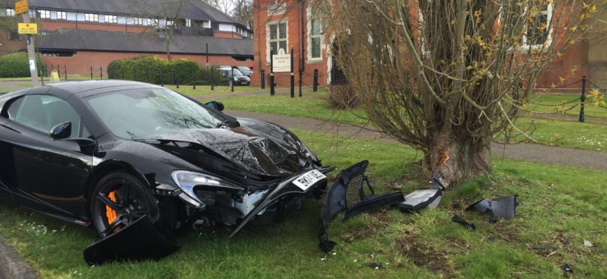 Nešťastie, alebo blbosť? McLaren 650S rozbil 10 minút po kúpe