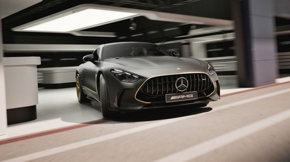 NOVÝ MERCEDES-AMG GT APXGP EDITION PRIPOMÍNA NEEXISTUJÚCI TÍM FORMULY 1