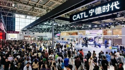 NAJVÄČŠÍ AUTOSALÓN NA SVETE! PEKING LÁME REKORDY A ČÍNA UKAZUJE, KTO DNES ŠÉFUJE AUTÁM