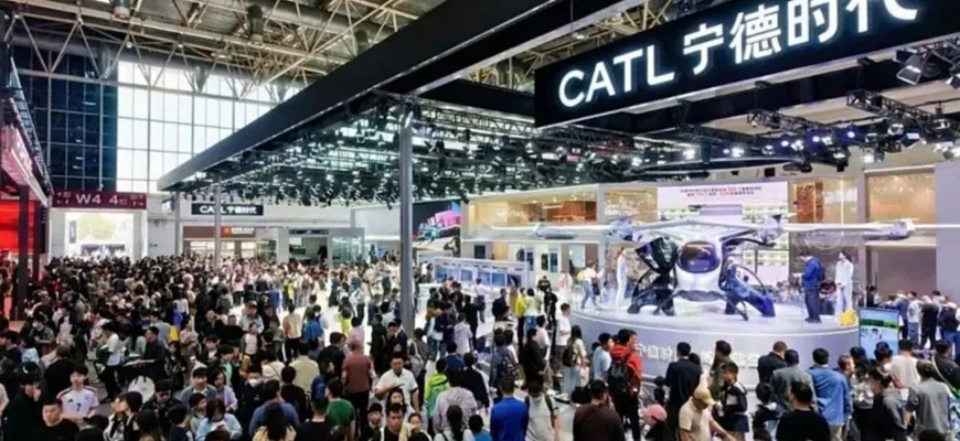 Najväčší autosalón na svete! Peking láme rekordy a Čína ukazuje, kto dnes šéfuje autám