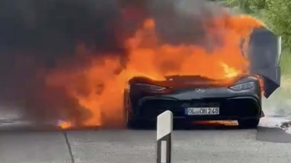 MERCEDES-AMG ONE OPÄŤ V PLAMEŇOCH: LUXUS ZA MILIÓNY ZHOREL NA NEMECKEJ CESTE!