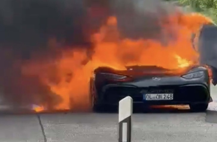 MERCEDES-AMG ONE OPÄŤ V PLAMEŇOCH: LUXUS ZA MILIÓNY ZHOREL NA NEMECKEJ CESTE!
