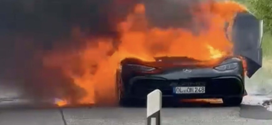 Mercedes-AMG One opäť v plameňoch: Luxus za milióny zhorel na nemeckej ceste!
