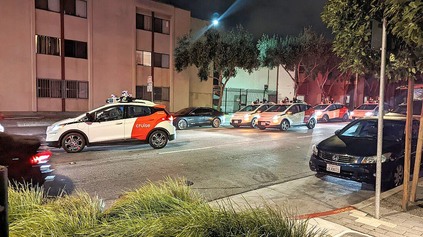 Vzbura robotov? Autonómne taxíky sa samovoľne zoskupili a na dlhé hodiny zablokovali ulicu