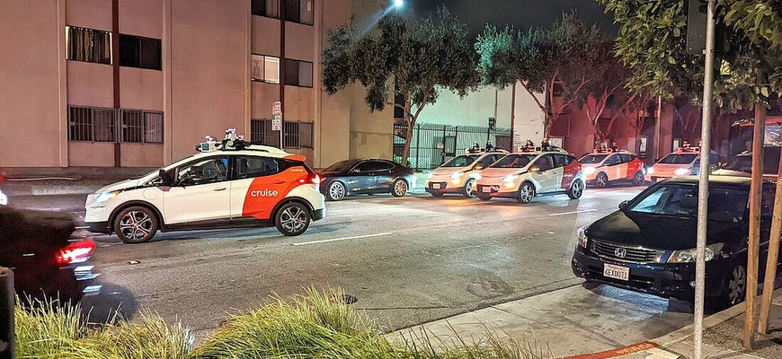 Vzbura robotov? Autonómne taxíky sa samovoľne zoskupili a na dlhé hodiny zablokovali ulicu