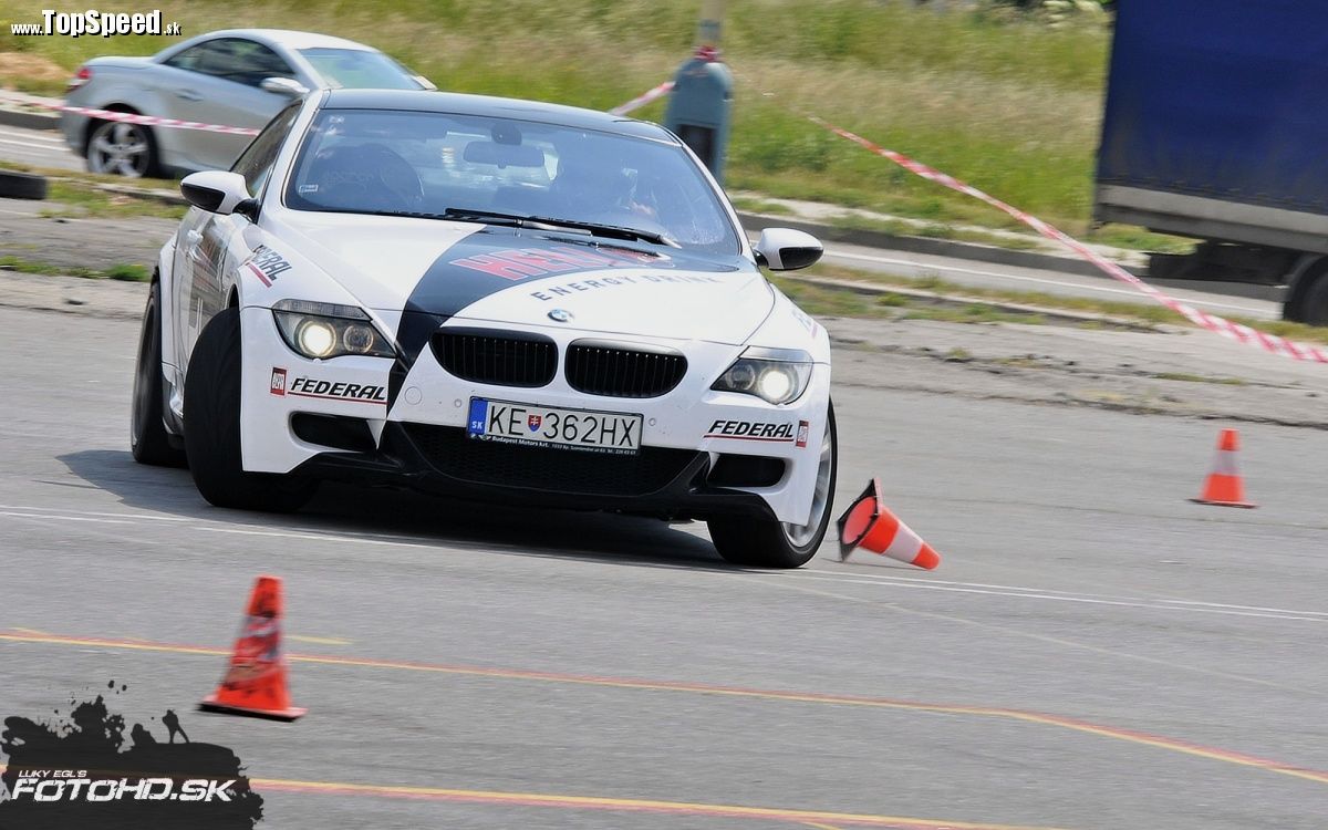 BMW M6 opäť v akcii na AutoSlalome. Táto trať mu tak dobre ako Svidník nesadla...
