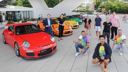 AUTOMOBILKY PODPORUJÚ LGBT KOMUNITU. CHVÁLIA SA AUTAMI V DÚHOVÝCH FARBÁCH