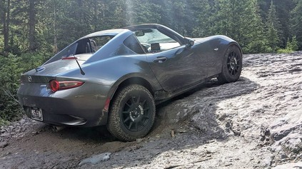 SÉRIOVÁ MAZDA MX-5 ZDOLALA HORSKÝ PRIECHOD, PRED KTORÝM MAJÚ REŠPEKT I MAJITELIA JEEPOV