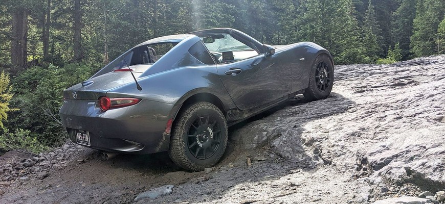 Sériová Mazda MX-5 zdolala horský priechod, pred ktorým majú rešpekt i majitelia Jeepov