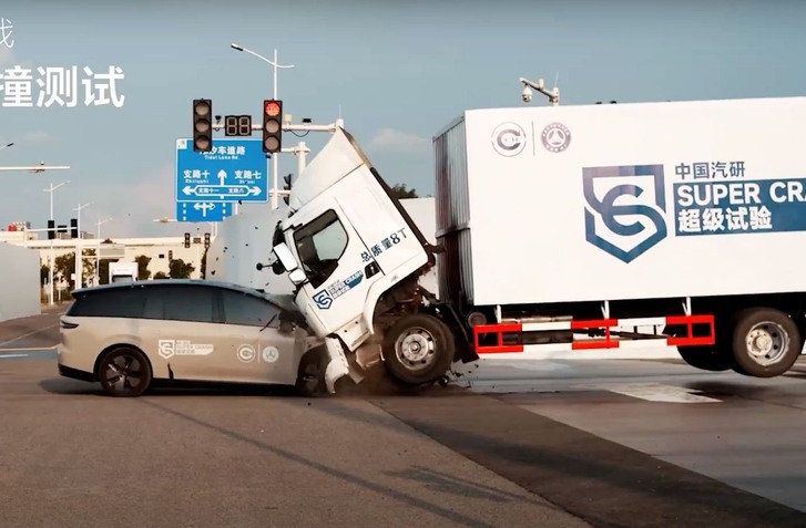 MÔŽU BYŤ ŤAŽKÉ ELEKTROMOBILY NEBEZPEČNÉ PRE NÁKLADNÉ AUTÁ? TENTO NÁRAZOVÝ TEST TO NAZNAČUJE!